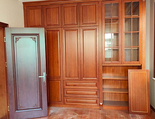 延安中式家庭装修里定制的实木衣柜效果图